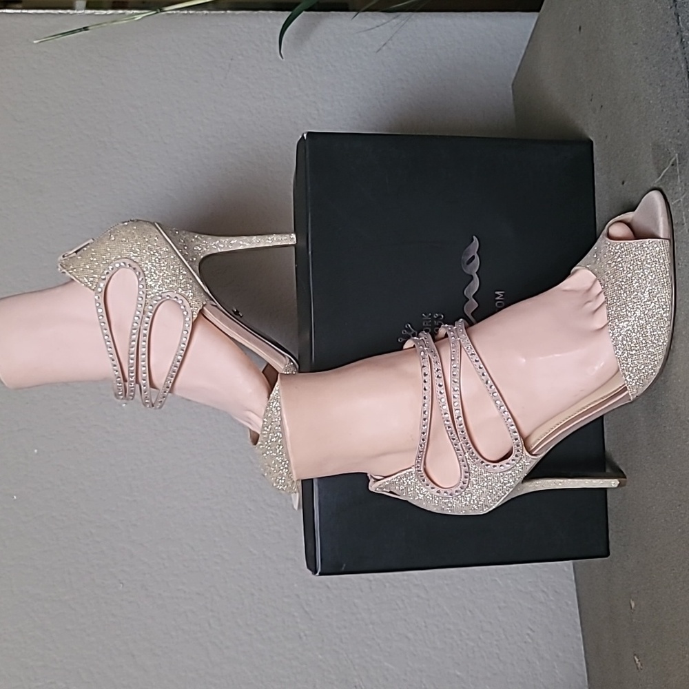 NINA New York " Selby - GM " Champagne Bliss Peep Toe Heels w Box. 7.5M